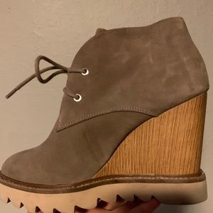 BCBGENERATION taupe platform booties 8